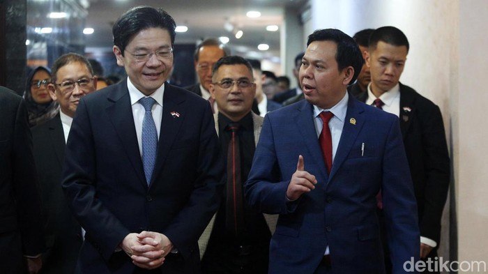 PM Singapura Temui Ketua DPD RI Ketua DPD RI Sultan Bachtiar Najamudin bersama perdana menteri Singapura Lawrence Wong berbincang saat melakukan pertemuan di Kompleks Parlemen, Senayan, Jakarta, Rabu (6/11/2024).