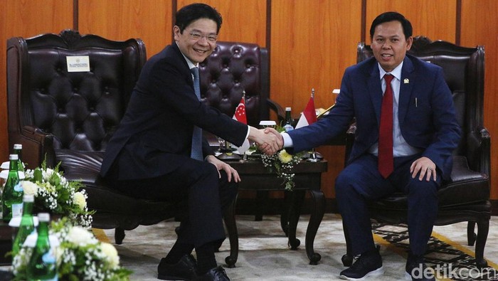 PM Singapura Temui Ketua DPD RI Ketua DPD RI Sultan Bachtiar Najamudin bersama perdana menteri Singapura Lawrence Wong berbincang saat melakukan pertemuan di Kompleks Parlemen, Senayan, Jakarta, Rabu (6/11/2024).