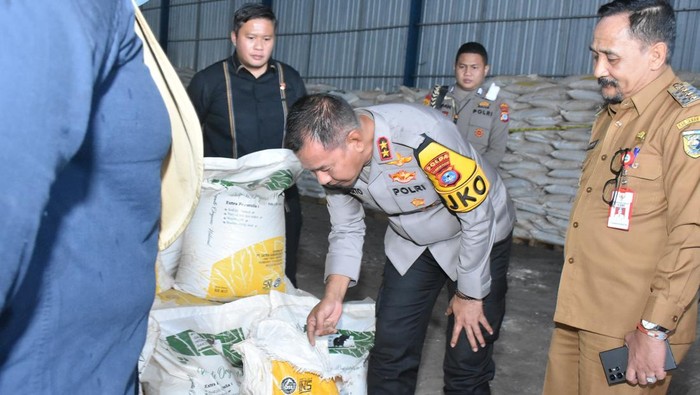 Polda Kalsel mengungkap peredaran pupuk ilegal di Banjarbaru.