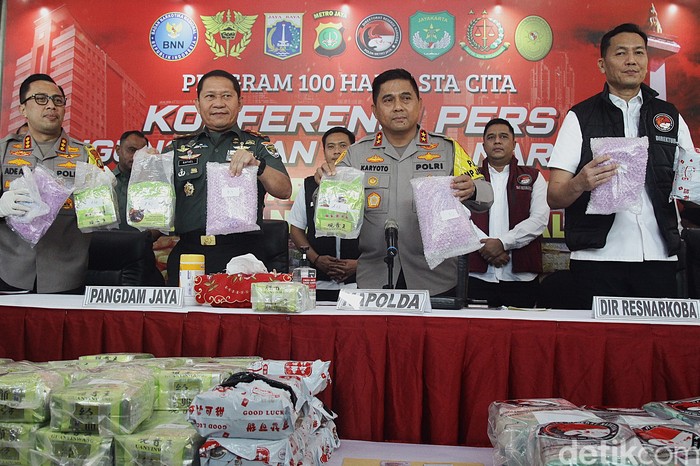 Kapolda Metro Jaya Irjen Pol Karyoto bersama Pangdam Jaya Mayjen Rafael Granada Baay menggelar konferensi pers terkait pengungkapan kasus narkoba di Mapolda Metro Jaya, Jakarta, Rabu (6/11/2024).