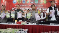 Kapolda Metro Jaya Irjen Pol Karyoto bersama Pangdam Jaya Mayjen Rafael Granada Baay menggelar konferensi pers terkait pengungkapan kasus narkoba di Mapolda Metro Jaya, Jakarta, Rabu (6/11/2024).  