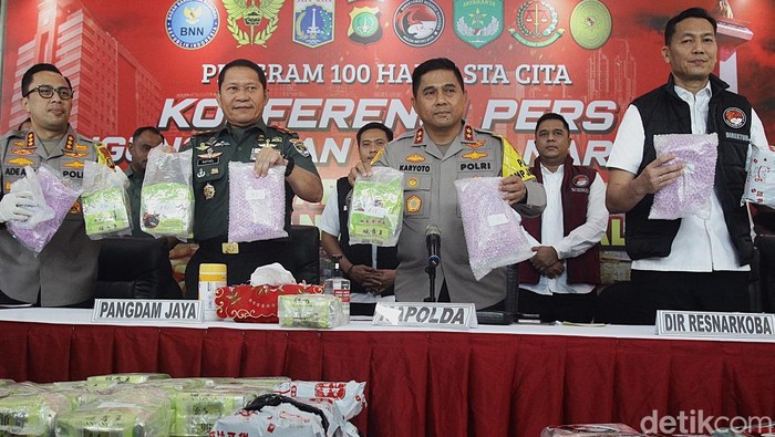 Kapolda Metro Jaya Irjen Pol Karyoto bersama Pangdam Jaya Mayjen Rafael Granada Baay menggelar konferensi pers terkait pengungkapan kasus narkoba di Mapolda Metro Jaya, Jakarta, Rabu (6/11/2024).