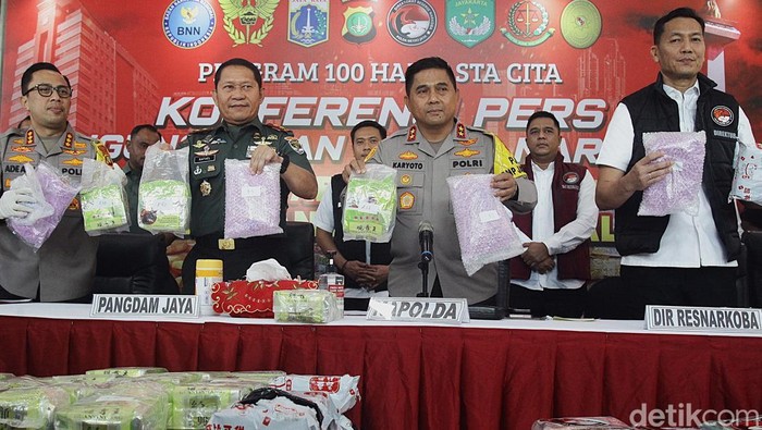 Polda Metro Jaya Gulung Jaringan Narkoba Malaysia-Jakarta Kapolda Metro Jaya Irjen Pol Karyoto bersama Pangdam Jaya Mayjen Rafael Granada Baay menggelar konferensi pers terkait pengungkapan kasus narkoba di Mapolda Metro Jaya, Jakarta, Rabu (6/11/2024).