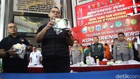 Para tersangka ditangkap di Riau, tepatnya di Siak dan Bengkalis. Akibat perbuatannya itu, para tersangka terancam hukuman mati.  