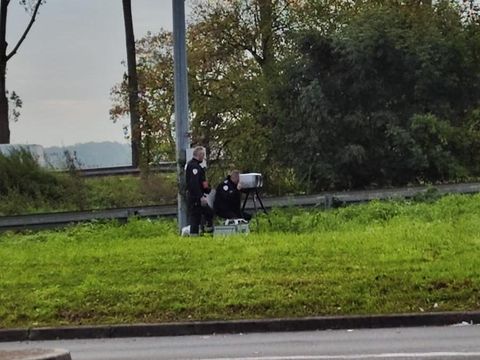 Polisi di Paris saat menindak pengendara yang nakal kebut-kebutan.