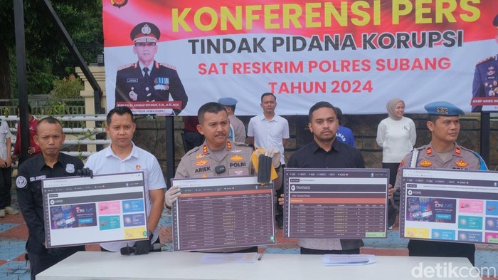 Polisi memamerkan barang bukti pengungkapan kasus judi online di Subang