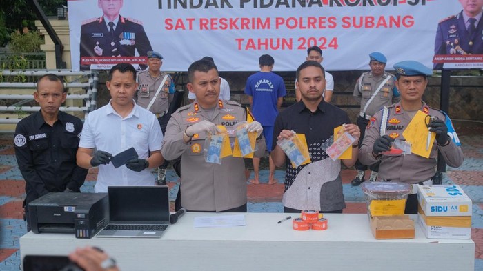 Polisi memperlihatkan uang palsu buatan warga Indramayu