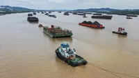 Sungai Mahakam berfungsi sebagai jalur pengangkutan batu bara. Setiap hari di sungai ini dipadati tongkang yang membawa muatan batu bara.