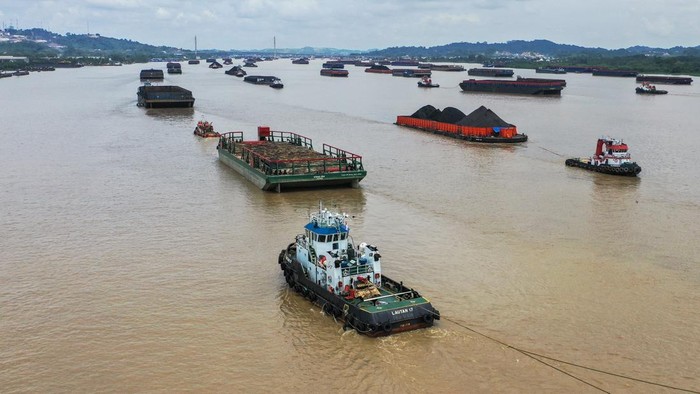 Potret Lalu Lintas Muatan Batu Bara di Sungai Mahakam Samarinda Sejumlah kapal tongkang bermuatan batu bara melintas perairan Sungai Mahakam di Samarinda, Kalimantan Timur, Rabu (6/11/2024). Menurut data dari Enerdata, pada tahun 2023 Indonesia berada di posisi ketiga dengan jumlah produksi batu bara sebesar 752 metrik ton, sedangkan China di peringkat satu yang menghasilkan 4.705 metrik ton dan India peringkat dua dengan memproduksi 1.045 metrik ton. ANTARA FOTO/M Risyal Hidayat/Spt.