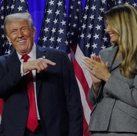 “Ketika Trump menoleh ke arah Melania dan memberi isyarat kepadanya untuk mendekat dan memeluknya, Melania dengan enggan maju dan memeluknya. Tampak tidak ada koneksi. Terlihat sangat canggung dan tidak ada emosi darinya,” ungkap Darren lagi. Foto: REUTERS/Brian Snyder