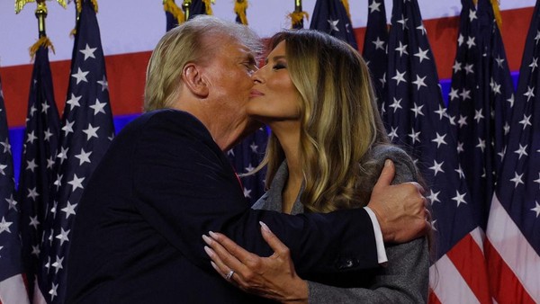 Foto Bahasa Tubuh Melania Trump Dituding Palsu Saat Kemenangan Donald Trump