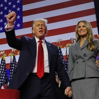 Melania terlihat anggun dalam balutan blazer dan rok pensil abu-abu dari Dior. Penampilan khas Ibu Negara AS menunjukan profesionalitasnya sebagai istri presiden. Namun pakar bahasa tubuh Darren Stanton menilai gerak-gerik Melania menunjukkan kepalsuan di balik senyum yang ia tunjukkan. Foto: REUTERS/Brian Snyder