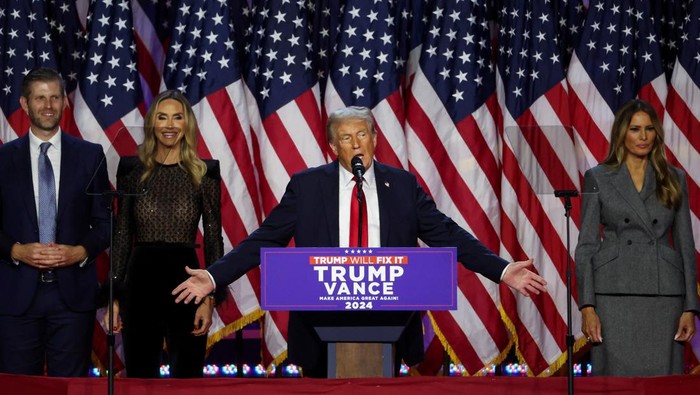 Republican presidential nominee and former U.S. President Donald Trump takes the stage with his wife Melania, his son Eric, and his daughter-in-law Lara, following early results from the 2024 U.S. presidential election in Palm Beach County Convention Center, in West Palm Beach, Florida, U.S., November 6, 2024. REUTERS/Brendan McDermid