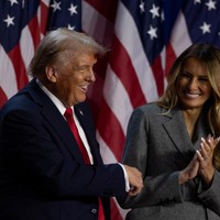 Pidato kemenangan Donald Trump di West Palm Beach, Florida, Raby (6/11/2024) menjadi sorotan dunia. Namun, yang tak kalah menarik perhatian adalah bahasa tubuh sang istri, Melania Trump, yang mendampingi suaminya di atas panggung. Foto: REUTERS/Carlos Barria