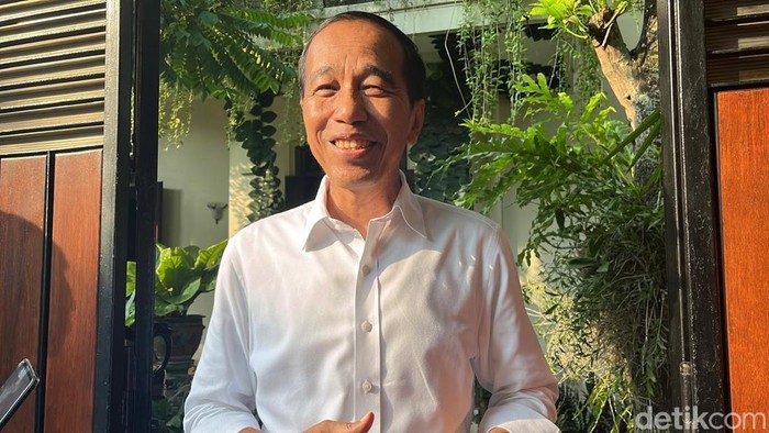 Presiden ke-7 Jokowi ditemui di Sumber, Solo, Rabu (6/11/2024)