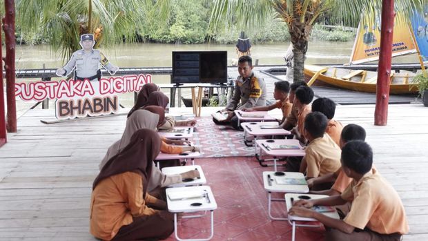 Proses belajar anak-anak dan saat Kapolda Riau kunjungan beberapa waktu lalu (dok.Istimewa)