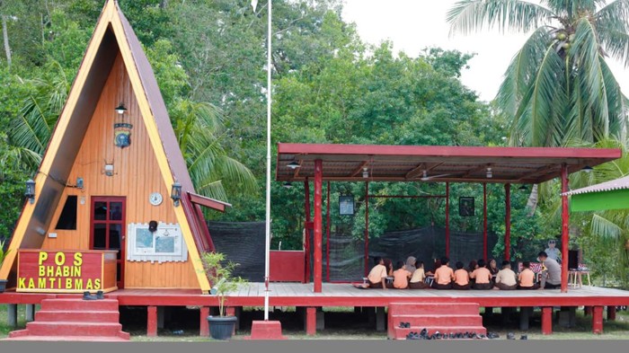 Proses belajar anak-anak dan saat Kapolda Riau kunjungan beberapa waktu lalu (dok.Istmewa)