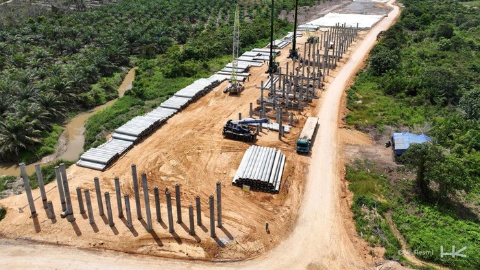 Proyek Tol Jambi Dikebut, Begini Penampakannya PT Hutama Karya (Persero) terus mendorong pembangunan Jalan Tol Trans Sumatera (JTTS). Salah satu yang dibangun yakni Jalan Tol Betung (Sp Sekayu)-Tempino-Jambi seksi 4 Tempino-Interchange (IC) Ness dengan total panjang 18,49 km. Tol Tempino-Interchange Ness direncanakan akan dilengkapi dengan rest area tipe A dan SPBU untuk memberikan kenyamanan bagi para pengguna jalan.
