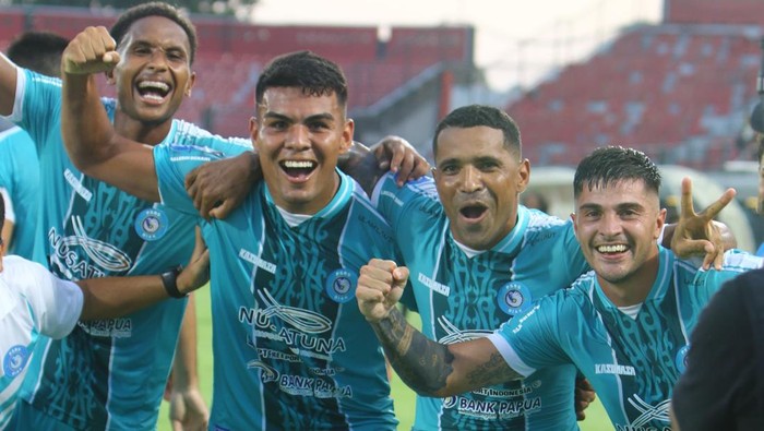 PSBS Biak merayakan kemenangan 2-0 atas Bali United dalam laga lanjutan Liga 1 2024/2025.