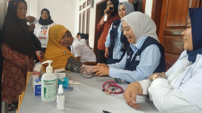 Putri Karlina di Desa Mekarmukti, di Kecamatan Cilawu, Garut.