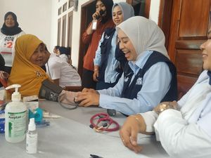 Strategi Putri Karlina Layani Kesehatan Lansia-Warga Miskin di Garut