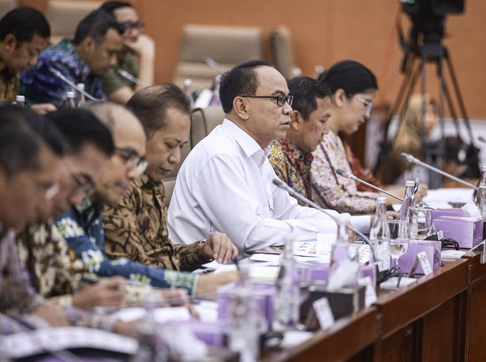Menteri Koperasi Budi Arie Setiadi (tengah) menyampaikan paparan pada rapat kerja dengan Komisi VI DPR di Kompleks Parlemen, Senayan, Jakarta, Rabu (6/11/2024). Rapat tersebut membahas program kerja dan anggaran Kementerian/Lembaga tahun 2025 serta target penyelesaian roadmap Kementerian/Lembaga. ANTARA FOTO/Dhemas Reviyanto