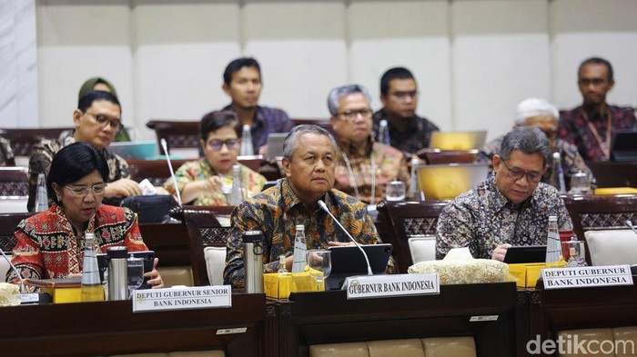 Gubernur Bank Indonesia Perry Warjiyo bersama Deputi Gubernur Senior BI Destry Damayanti mengikuti rapat kerja dengan Komisi XI DPR di Kompleks Parlemen, Senayan, Rabu (6/11/2024). Rapat tersebut membahas kinerja BI triwulan III tahun 2024 serta pengantar Rencana Anggaran Tahunan Bank Indonesia (RATBI) dan Rencana Penggunaan Cadangan Tujuan (RPCT) Bank Indonesia tahun 2025.