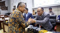 Perry Warjiyo menyalami Hanif Dhakiri usai rapat kerja di Komisi XI DPR.