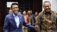 Ketua Komisi XI DPR Misbakhun dan Gubernur Bank Indonesia Perry Warjiyo terlihat semringah usai rapat kerja.