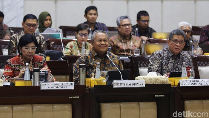 Gubernur Bank Indonesia Perry Warjiyo bersama Deputi Gubernur Senior BI Destry Damayanti mengikuti rapat kerja dengan Komisi XI DPR di Kompleks Parlemen, Senayan, Rabu (6/11/2024). Rapat tersebut membahas kinerja BI triwulan III tahun 2024 serta pengantar Rencana Anggaran Tahunan Bank Indonesia (RATBI) dan Rencana Penggunaan Cadangan Tujuan (RPCT) Bank Indonesia tahun 2025.