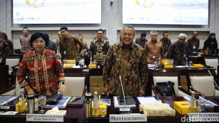Gubernur Bank Indonesia Perry Warjiyo bersama Deputi Gubernur Senior BI Destry Damayanti mengikuti rapat kerja dengan Komisi XI DPR di Kompleks Parlemen, Senayan, Rabu (6/11/2024). Rapat tersebut membahas kinerja BI triwulan III tahun 2024 serta pengantar Rencana Anggaran Tahunan Bank Indonesia (RATBI) dan Rencana Penggunaan Cadangan Tujuan (RPCT) Bank Indonesia tahun 2025.