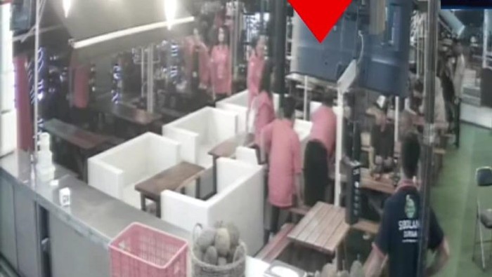 Rekaman CCTV saat Masinton Pasaribu diduga tarik baju Wakil Ketua DPRD Tapteng, Camelia. (Istimewa)