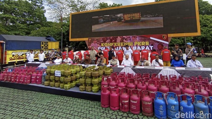 Rilis ungkap kasus penimbunan bahan pokok dan bahan penting di Polda Jabar. (Foto: Rifat Alhamidi/detikJabar)