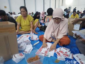 Cerita Rina, Guru Privat yang Langganan Jadi Petugas Lipat Surat Suara