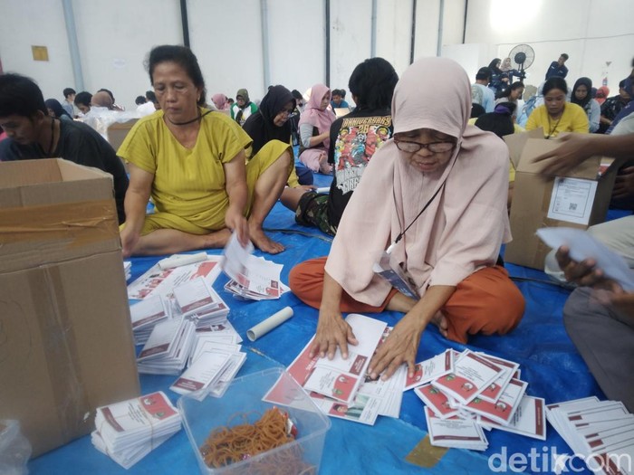 Rina berkerudung cokelat bersama temanya saat sorlip surat suara di KPU Kota Cirebon