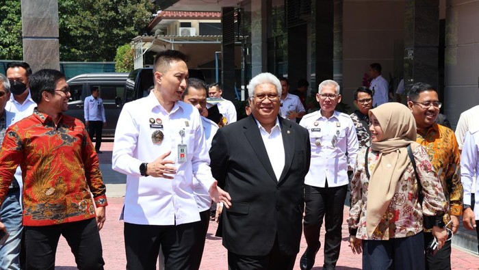 Rombongan Komisi XIII DPR RI meninjau Kantor Imigrasi Kelas I Khusus TPI Surabaya