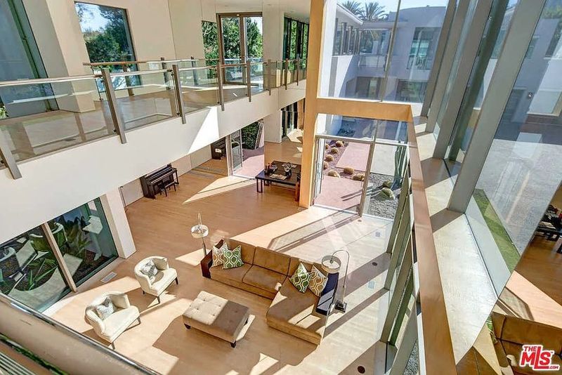 Rumah baru Kanye West di Los Angeles