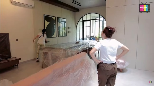 Rumah ini didesain dengan banyak ruang terbuka, memungkinkan aliran udara yang baik dan cahaya alami yang maksimal, memberikan nuansa sejuk dan terang di seluruh sudut rumah. “Bangun rumah dari 0,” kata Hesti saat muncul di Qiss You TV milik Ayu Ting Ting. (Foto: YouTube Qiss You TV)