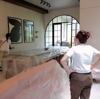 Rumah ini didesain dengan banyak ruang terbuka, memungkinkan aliran udara yang baik dan cahaya alami yang maksimal, memberikan nuansa sejuk dan terang di seluruh sudut rumah. “Bangun rumah dari 0,” kata Hesti saat muncul di Qiss You TV milik Ayu Ting Ting. (Foto: YouTube Qiss You TV)