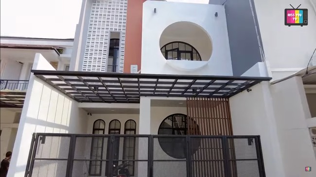 Dengan konsep yang sangat personal, rumah ini menunjukkan kepribadian dan gaya hidup Hesti yang dinamis. Disebut Hesti sebagai ‘rumah bulat’ karena adanya dua lingkaran besar yang menjadi daya tarik utama di bagian depan, rumah dua lantai ini memadukan konsep minimalis yang elegan dan modern. (Foto: YouTube Qiss You TV)