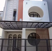 Dengan konsep yang sangat personal, rumah ini menunjukkan kepribadian dan gaya hidup Hesti yang dinamis. Disebut Hesti sebagai ‘rumah bulat’ karena adanya dua lingkaran besar yang menjadi daya tarik utama di bagian depan, rumah dua lantai ini memadukan konsep minimalis yang elegan dan modern. (Foto: YouTube Qiss You TV)