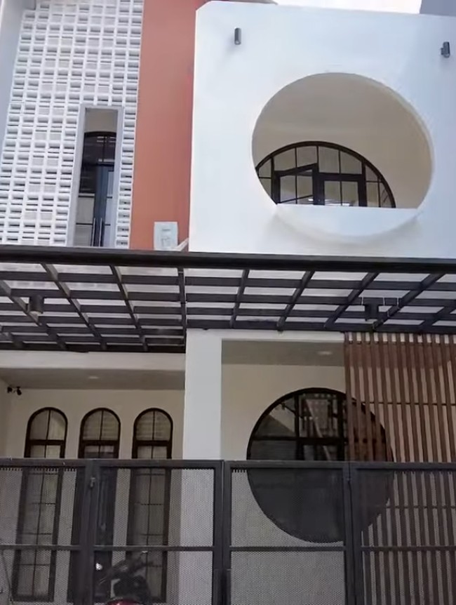 Meskipun lantai dua, yang direncanakan sebagai area santai keluarga, belum sepenuhnya selesai, rumah Hesti sudah menonjolkan kesan modern dan kehangatan, mencerminkan selera dan kepribadian Hesti dalam setiap detailnya. (Foto: YouTube Qiss You TV)