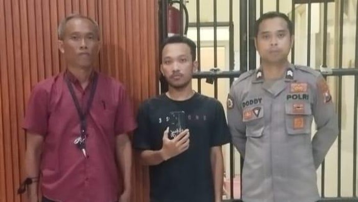 RW, pelaku judi online di Surabaya saat ditangkap