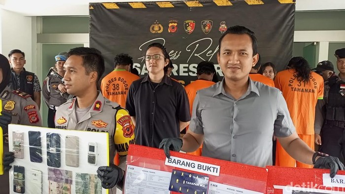 Satreskrim Polres Bogor menangkap delapan orang terkait judi online (judol) di Kabupaten Bogor, Jawa Barat (Jabar) dalam sepekan. (M Sholihin/detikcom)
