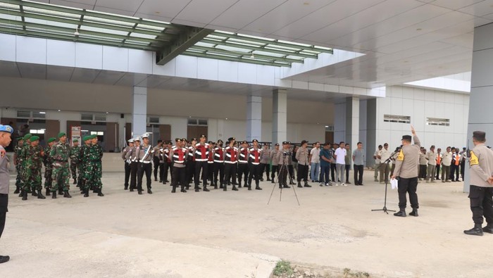 Sejumlah petugas saat melakukan sterilisasi di GOR Poltekpar Lombok. (Dok. Polres Lombok Tengah)