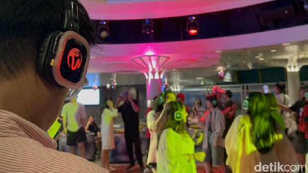 Silent disco di Kapal Pesiar Resorts World One