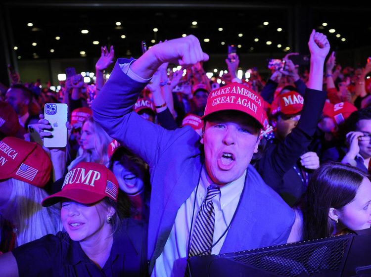 Sorak Sorai Pendukung Rayakan Kemenangan Trump