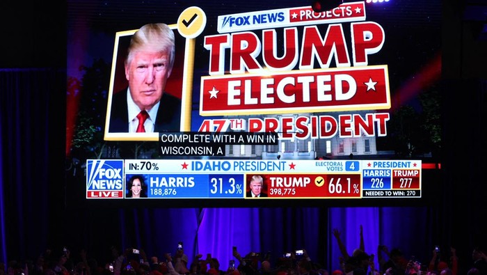 Supporters react as Fox News projects Republican presidential nominee and former U.S. President Donald Trump as winner during the 2024 U.S. presidential election, in Palm Beach County Convention Center, in West Palm Beach, Florida, U.S., November 6, 2024. REUTERS/Brendan Mcdermid