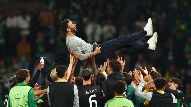 Soccer Football - Champions League - Sporting CP v Manchester City - Estadio Jose Alvalade, Lisbon, Portugal - November 5, 2024Sporting CP coach Ruben Amorim and players celebrate after the match Action Images via Reuters/Andrew Boyers