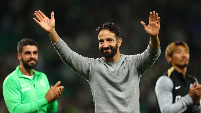 Soccer Football - Champions League - Sporting CP v Manchester City - Estadio Jose Alvalade, Lisbon, Portugal - November 5, 2024
Sporting CP coach Ruben Amorim and players celebrate after the match Action Images via Reuters/Andrew Boyers